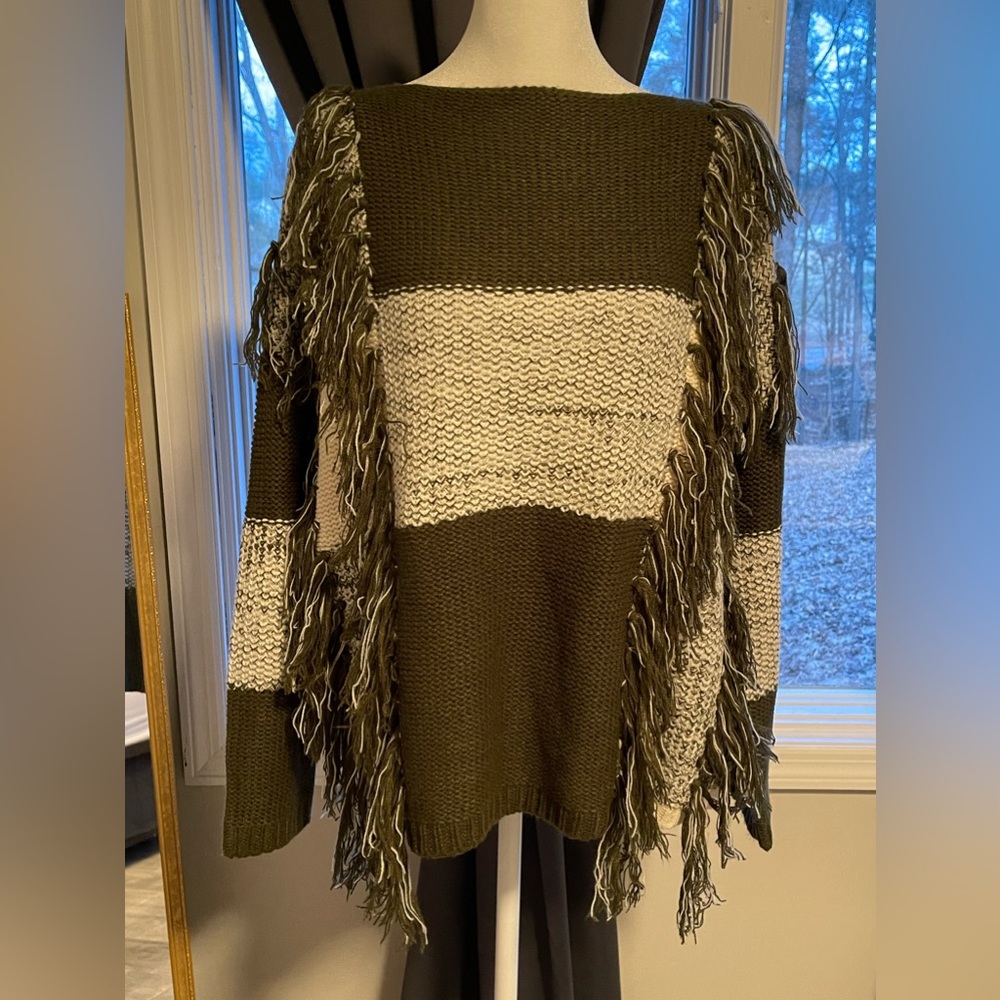 Romeo + Juliet Couture Olive and Ivory Sweater Size Medium